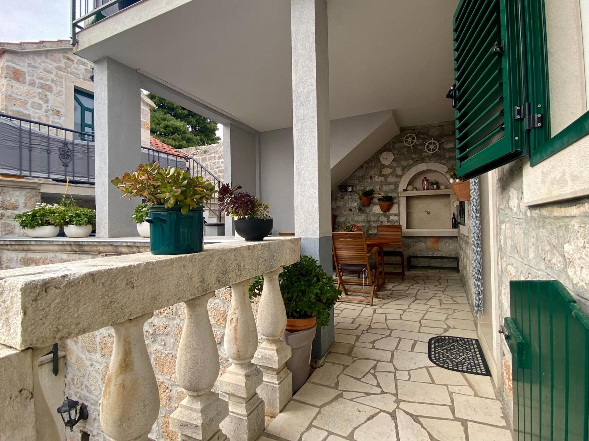 Apartment Simon - Old Stone Charm, Central Bol Life 외부 사진
